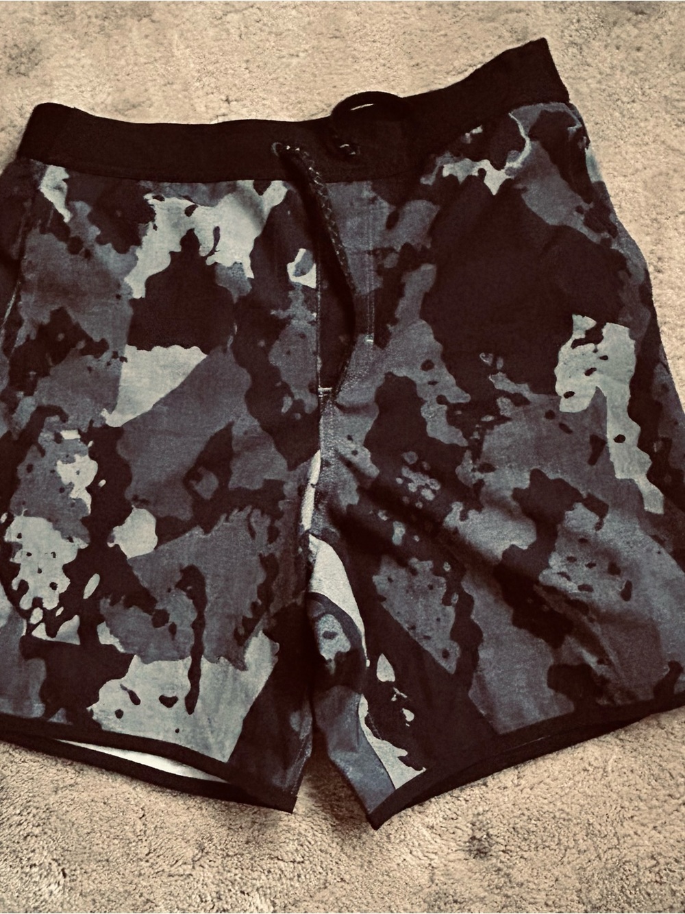 Under Armour Men's small Black & Gray Camo Swim Trunks